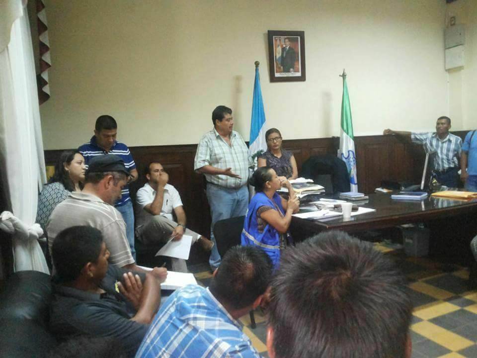 bloqueo en El Zarco para pedir aclarar muerte de peces
