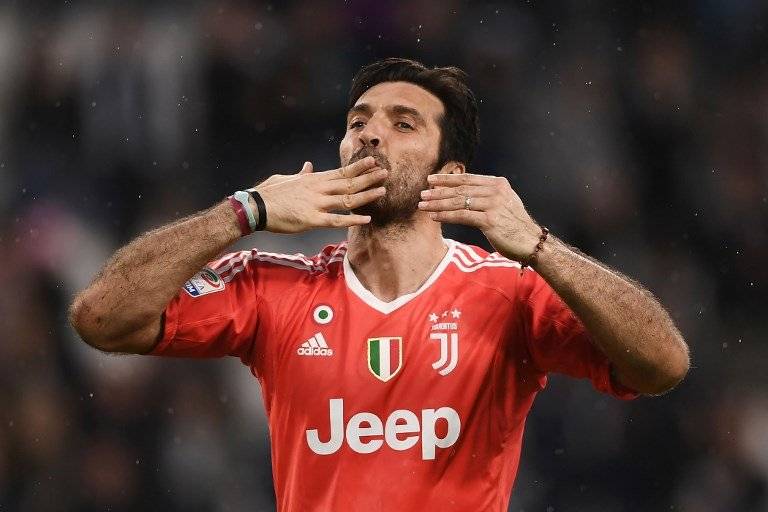 Buffon saluda a la afición de la Juve