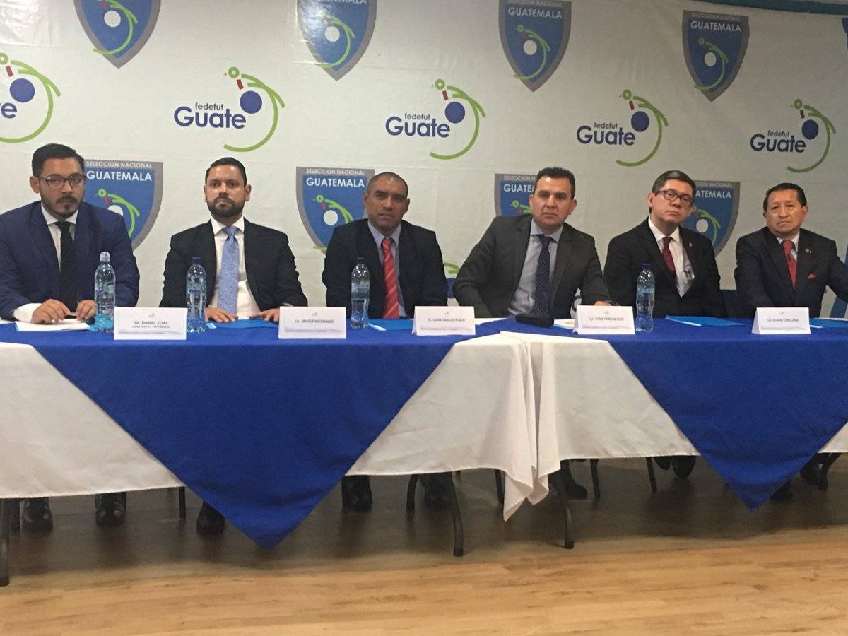 Todos los miembros del comité de regularización