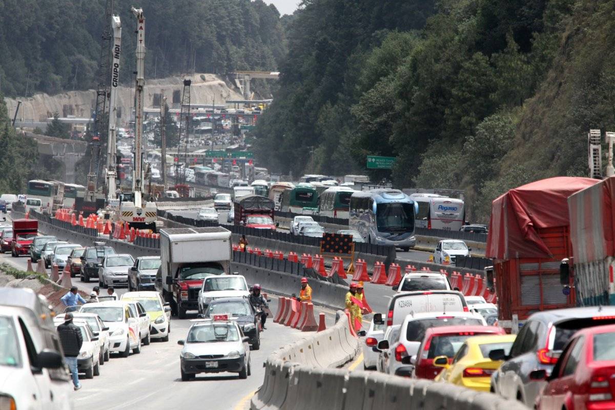 Taxistas del Estado de México bloquearon por varias horas la caseta de la carretera México-Toluca