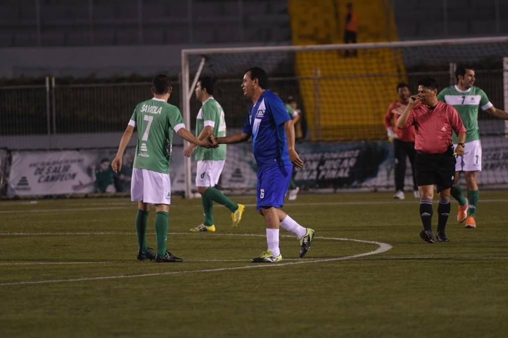 Julio Girón saluda a Saviola