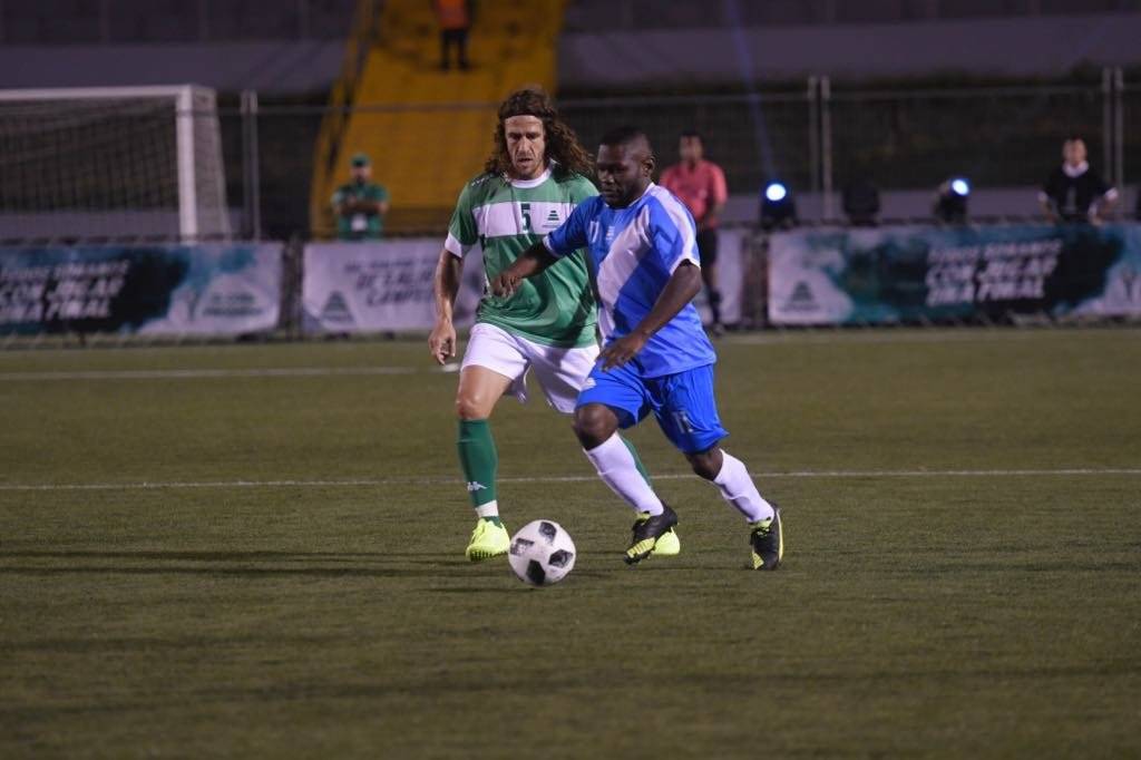 Milton Núñez ante la presencia de Puyol