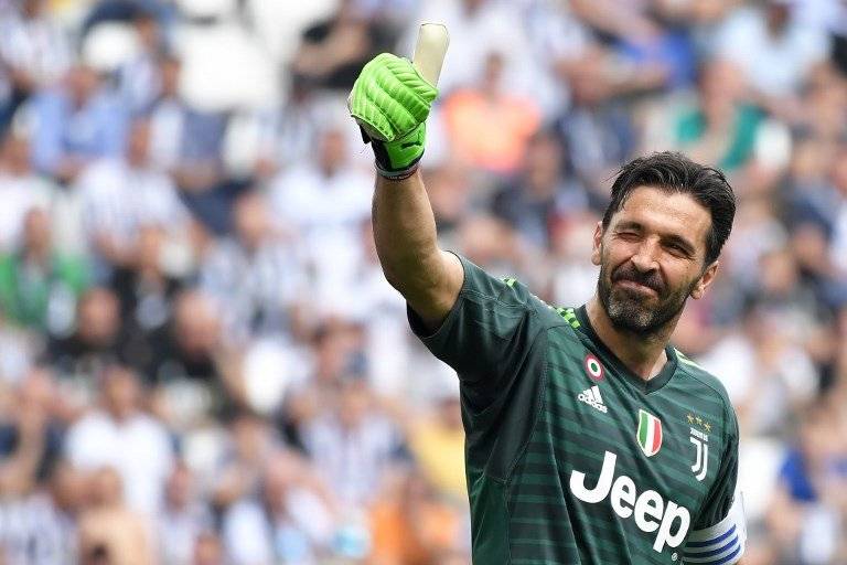 Buffon se despide de la afición de la Juve