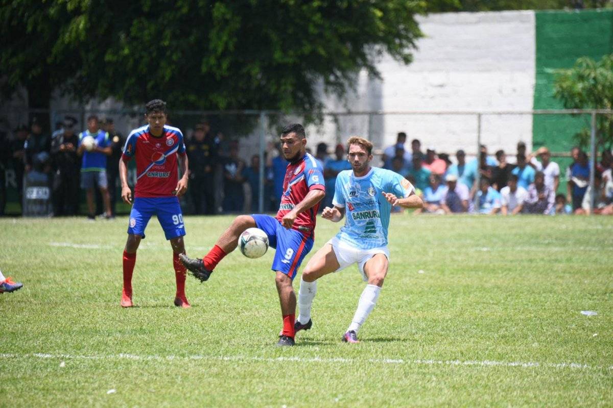 Mario Castellanos devuelve un pase