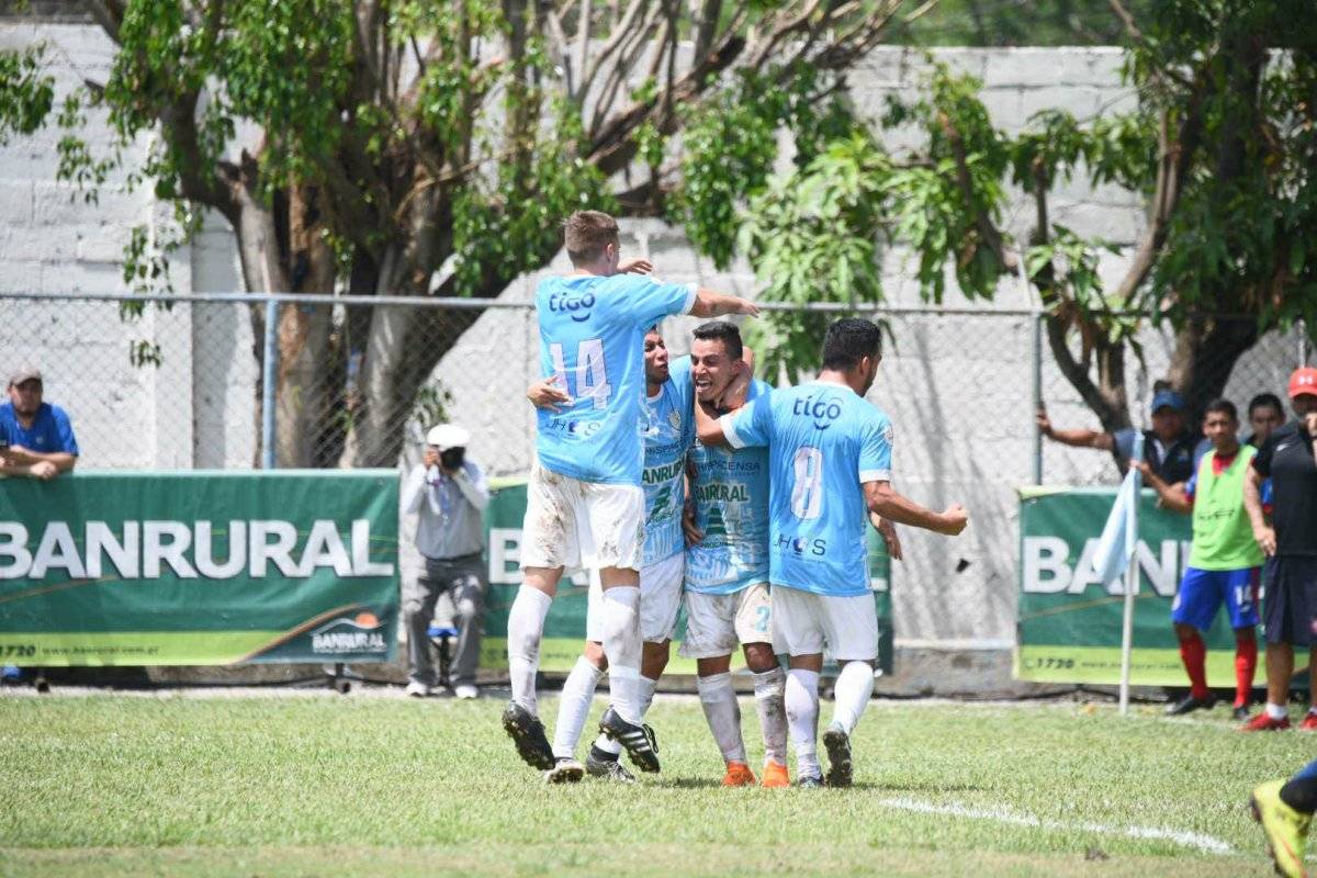 Los jugadores de Sanarate celebran el tanto de Elías