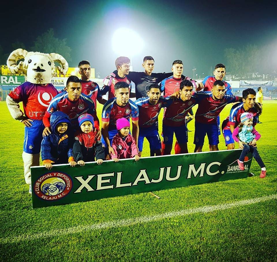 El equipo quetzalteco en un partido en el Mario Camposeco