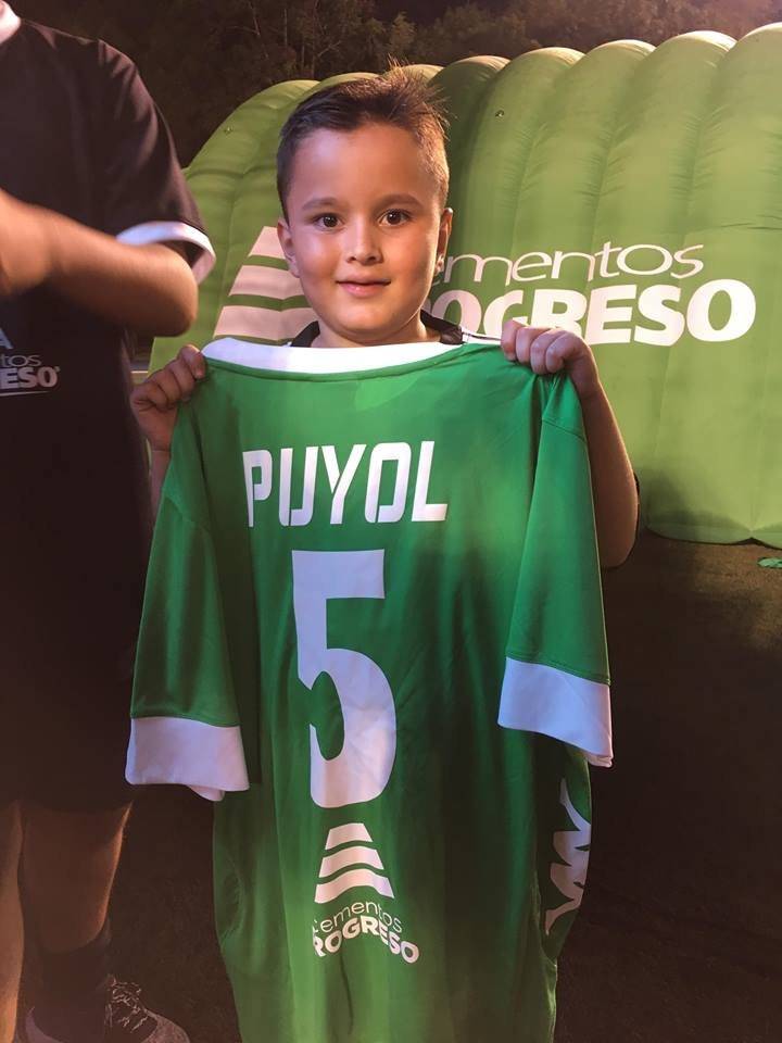 El niño luce emocionado con la camiseta de su ídolo