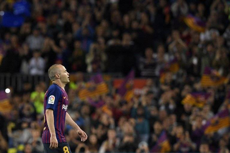 Momento en que Iniesta deja el terreno de juego