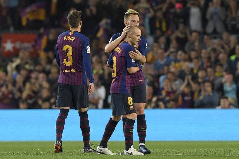 Iniesta se despide de sus compañeros antres de salir