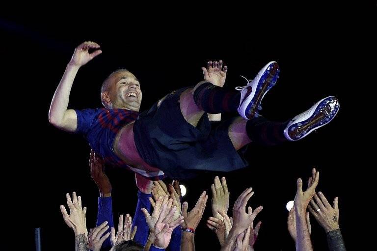 Iniesta es elevado por sus compañeros