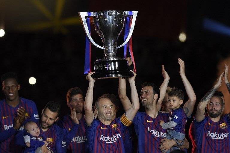 iniesta levantó la copa de campeón para el Barça