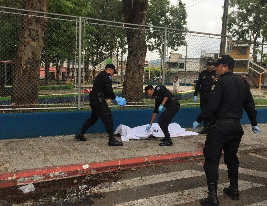 Vecinos se acercan al lugar donde falleció el joven.