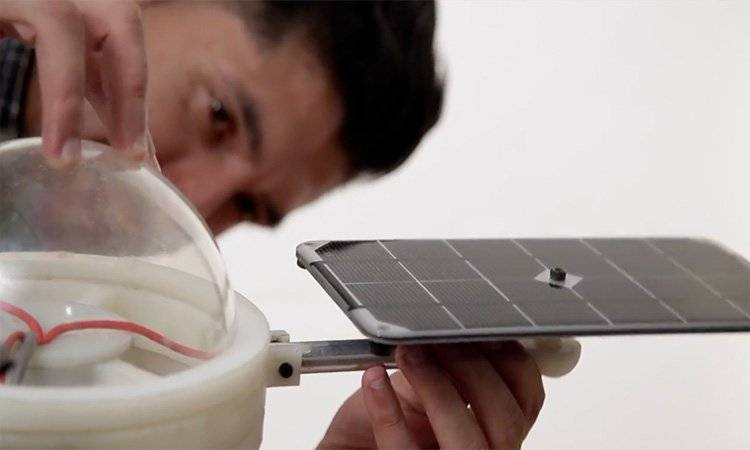 Moisés Venegas, creador de la lámpara sustentable