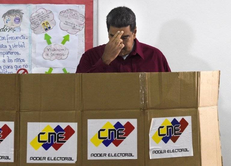 Nicolás Maduro votando