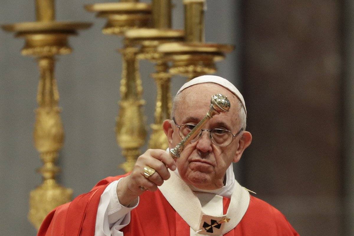 El papa Francisco realiza una bendición durante la misa de Pentecostés, en la basílica de San Pedro, en el Vaticano, el 20 de mayo de 2018. (AP Foto/Gregorio Borgia)