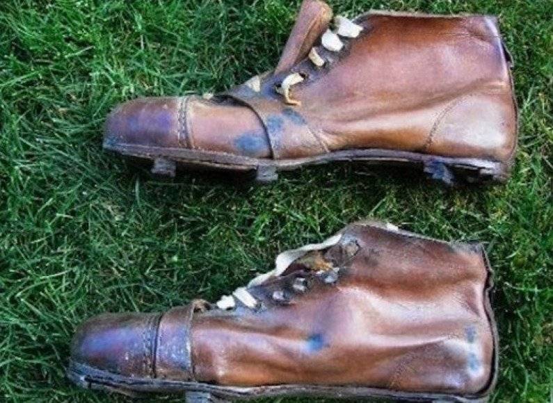 Así fueron los primeros botínes de futbol