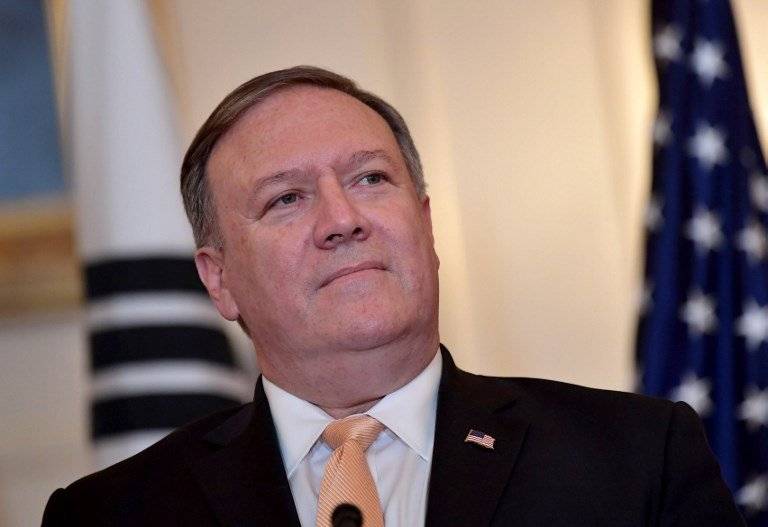 Mike Pompeo haciendo un gesto