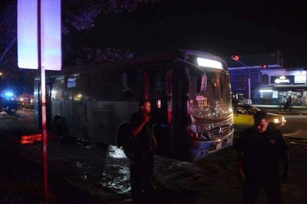 Mujer y su hijo pequeño sufren quemaduras tras narcobloqueos en Guadalajara