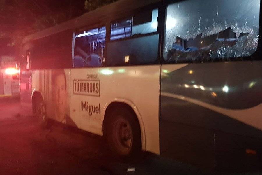 Mujer y su hijo pequeño sufren quemaduras tras narcobloqueos en Guadalajara