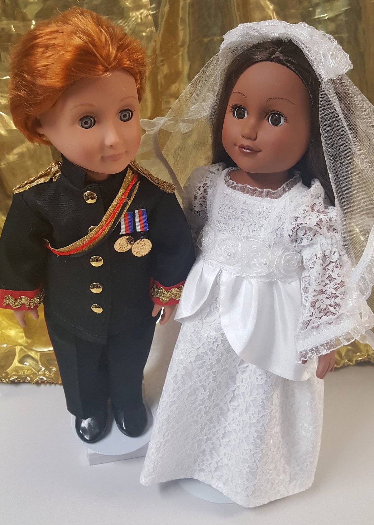 Muñecos, calcetines, cerveza, trajes de baño, cojines, banderines y la tradicional porcelana también tuvieron protagonismo días previos al 19 de mayo.