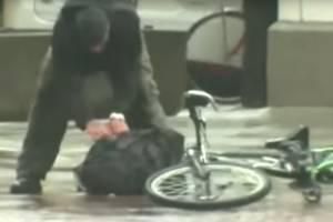 Se aburrió de esperar: ciclista se mete en pleno operativo policial y