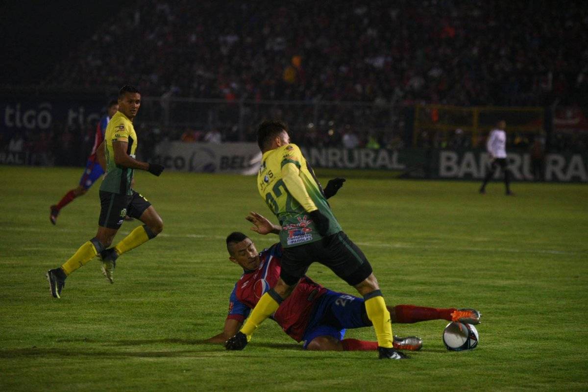 Acción de la final de ida de la Liga Mayor
