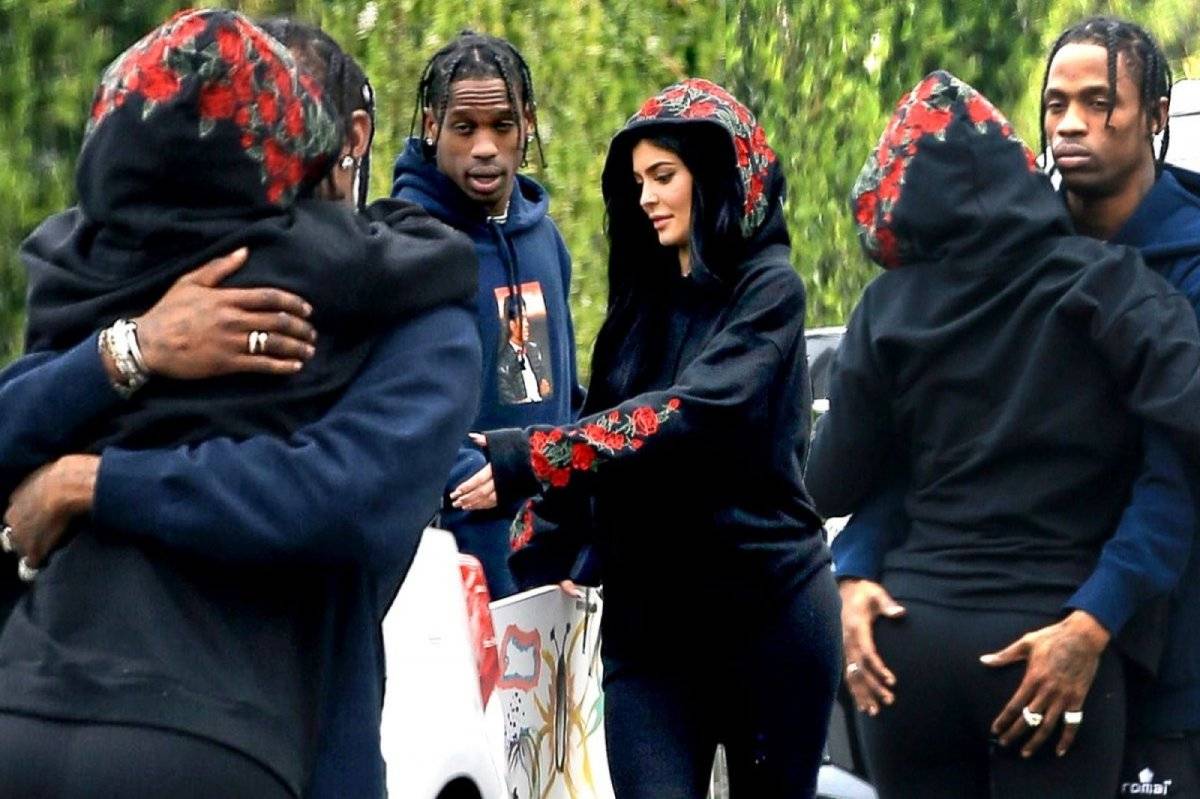 Kylie y Travis beso