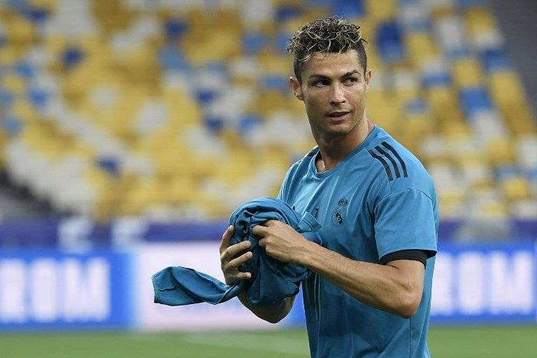 Momento en que Cristiano se dirige a regalarle su sudadero al camarógrafo