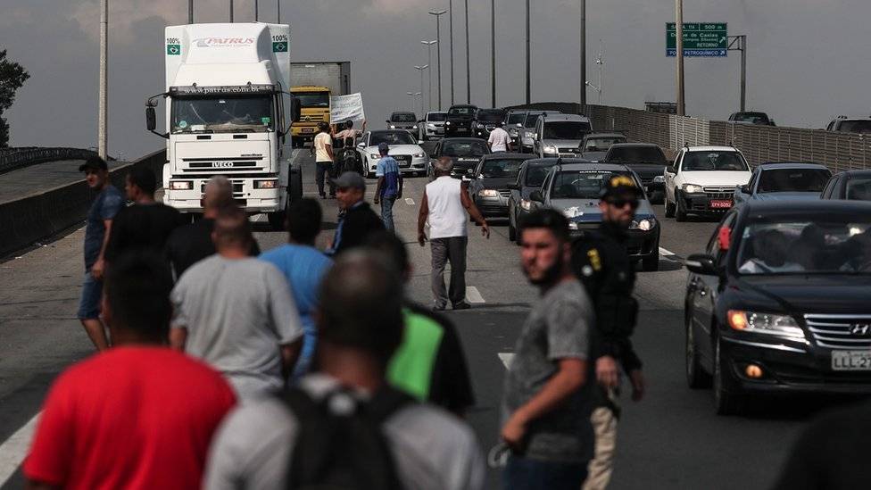 101739691grevecaminhoneiros-925de8eff8c25d8611a44f5c37f5f1a3.jpg