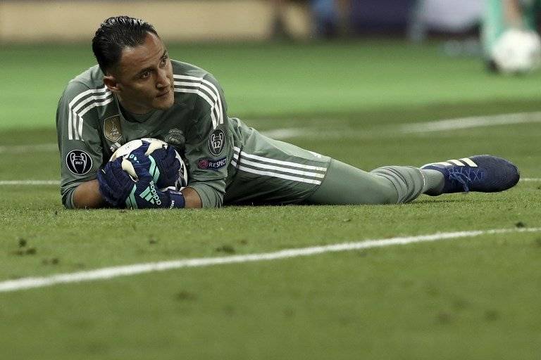 Navas contiene el balón entre su pecho después de un remate del rival