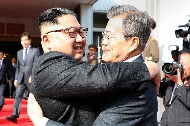 Abrazo entre Kim Jong-un y Moon Jae-in