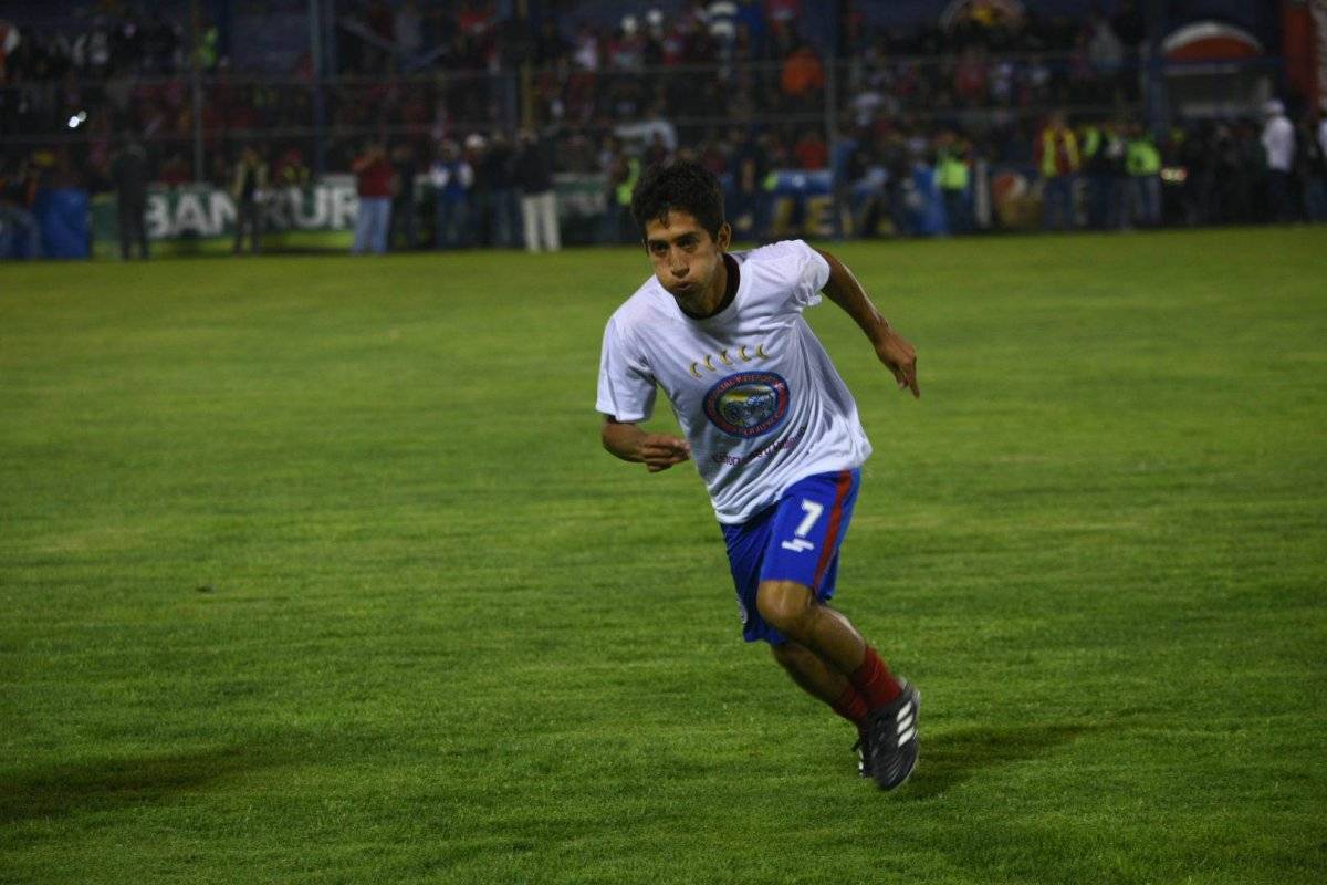 Edgar Macal en el calentamiento chivo