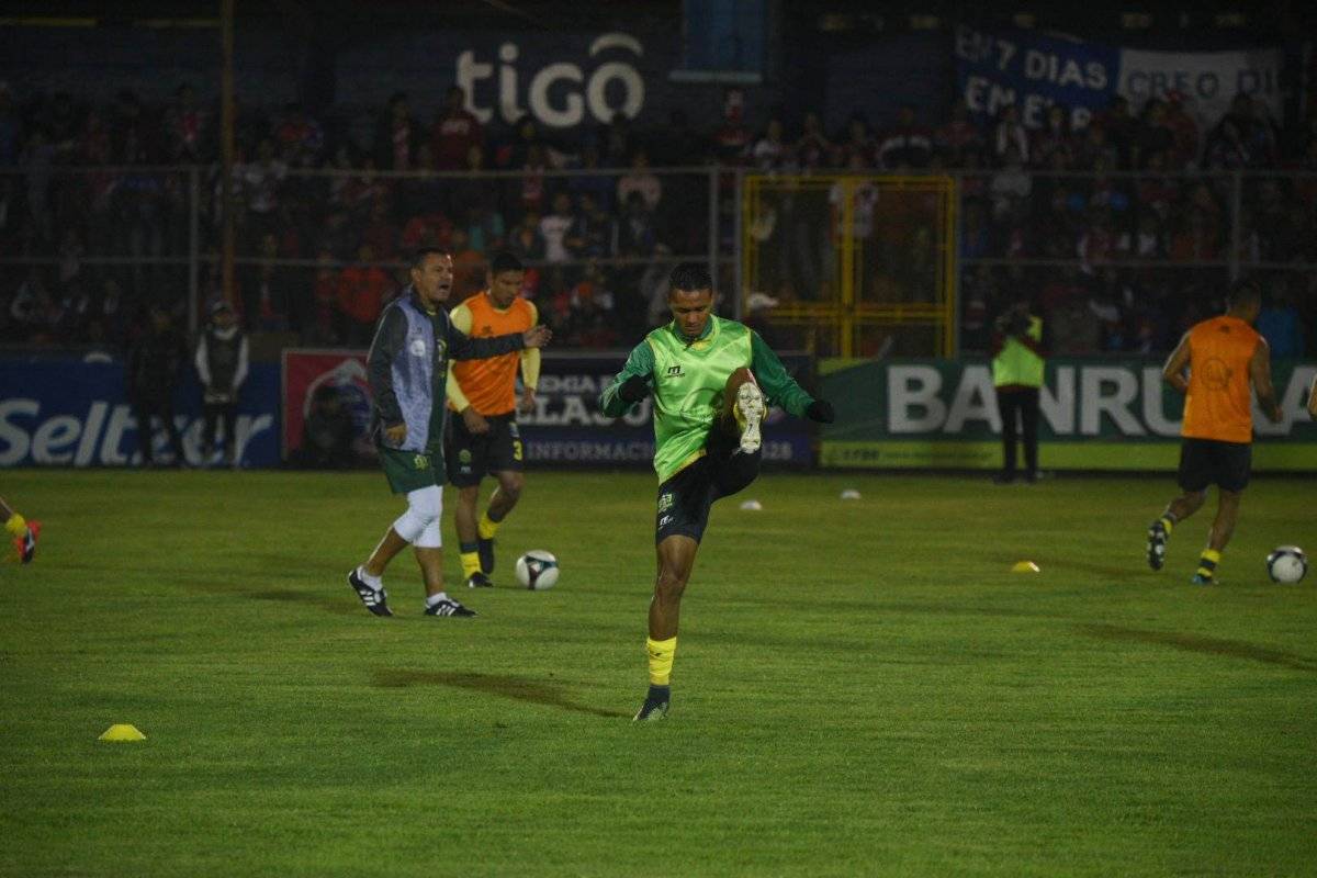 Jorge Vargas calienta en el Mario Camposeco