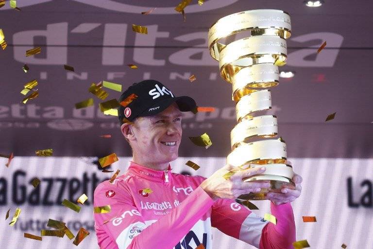 Froome alza el trofeo de campeón