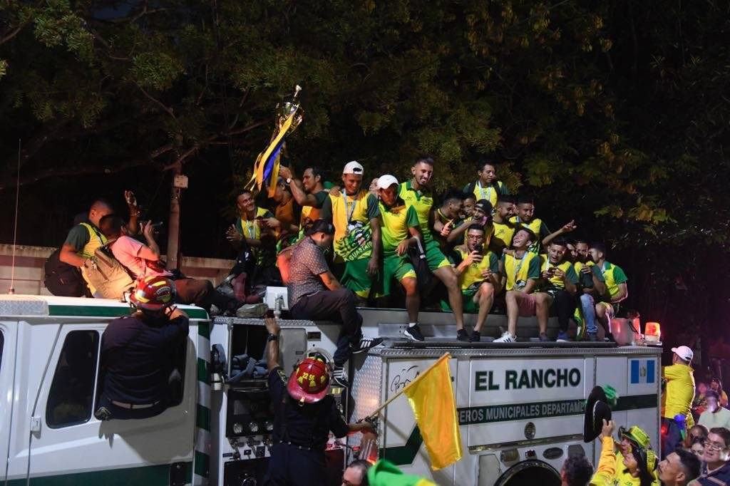 El festejo del campeón por las calles de Guastatoya