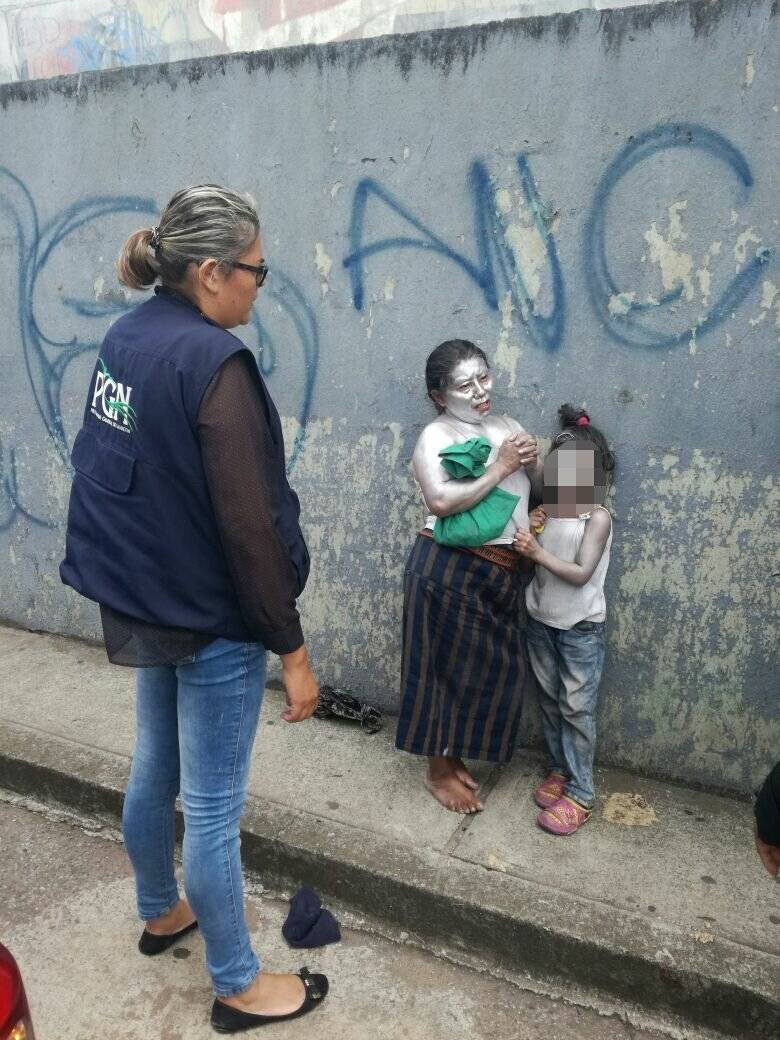 Niña pide dinero