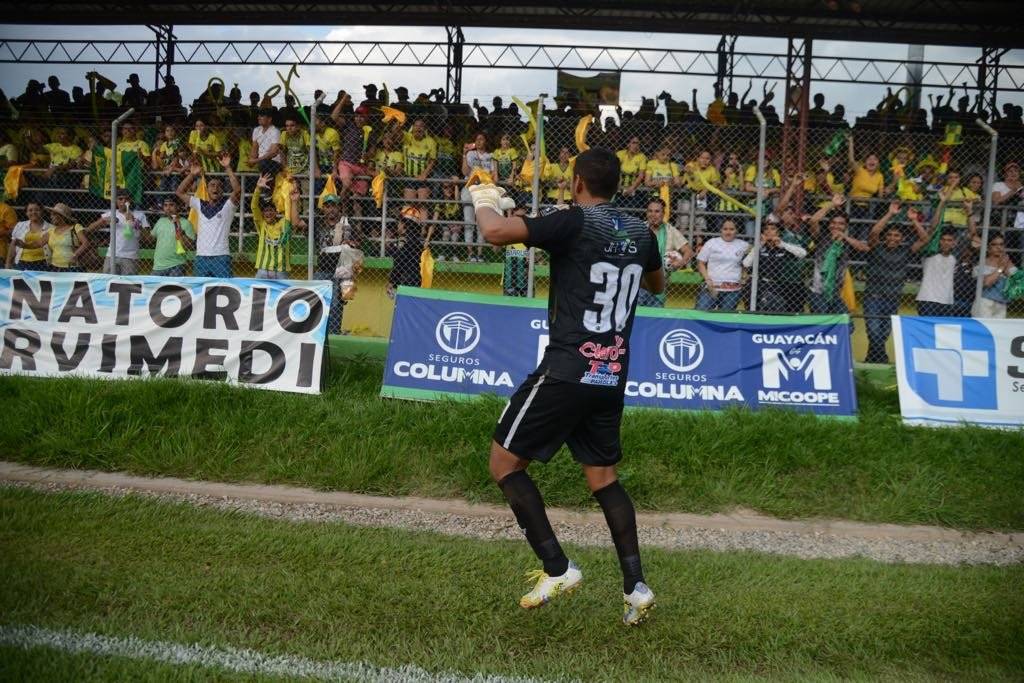JJ Paredes festeja con la afición de Guastatoya