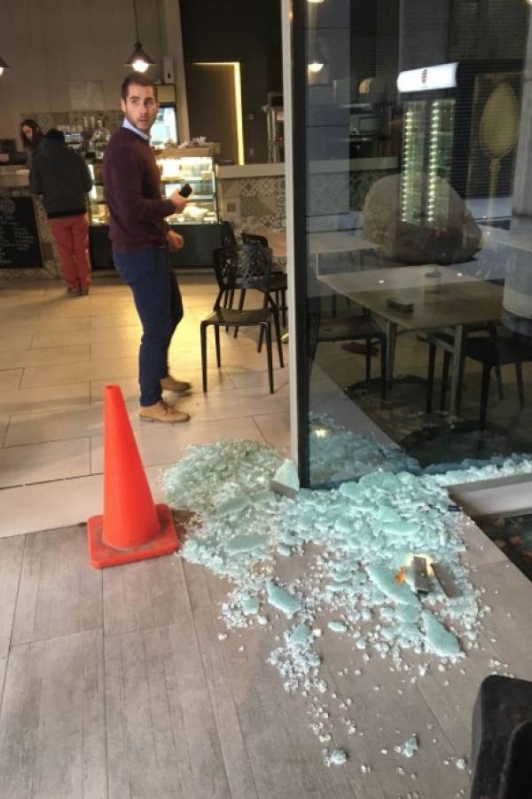 Se quebraron vidrios a causa de los fuertes vientos en la Región Metropolitana