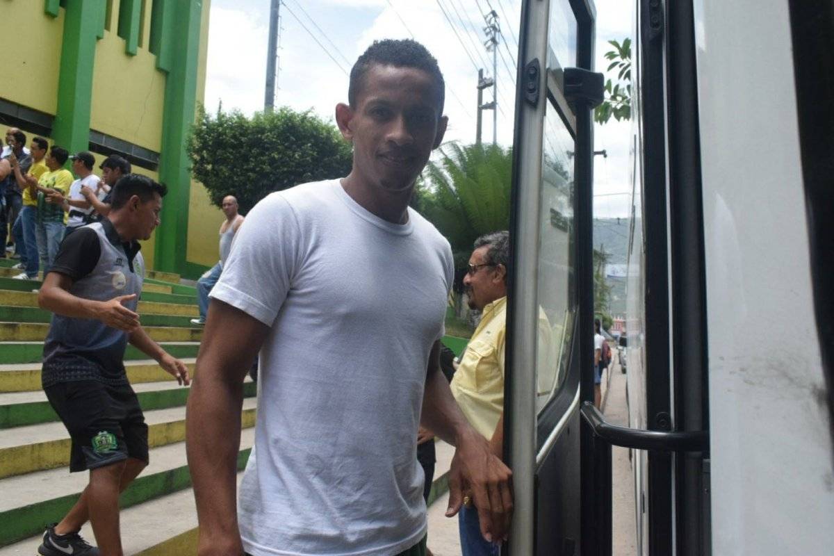 Corena antes de abordar el bus del pecho amarillo