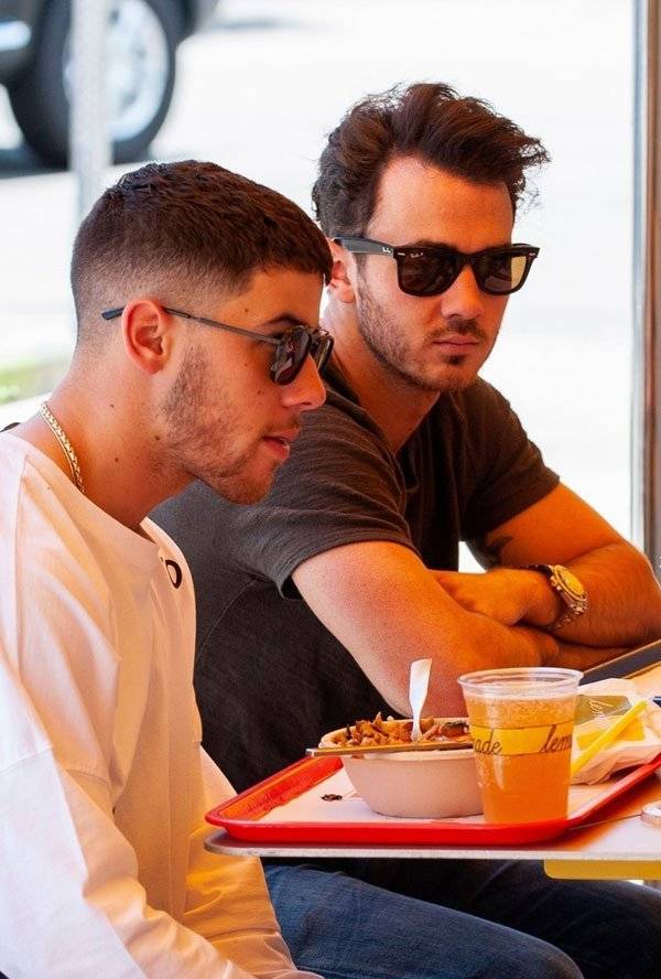 Nick Jonas Kevin Jonas