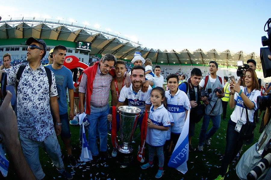 El Chiki celebrando la obtención del Apertura 2016-2017, la estrella 12 en la historia de la UC / Foto: Agencia UNO