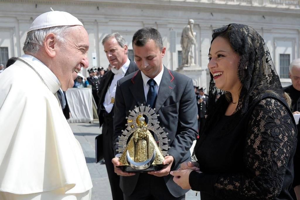 canciller Sandra Jovel saluda al Papa Francisco