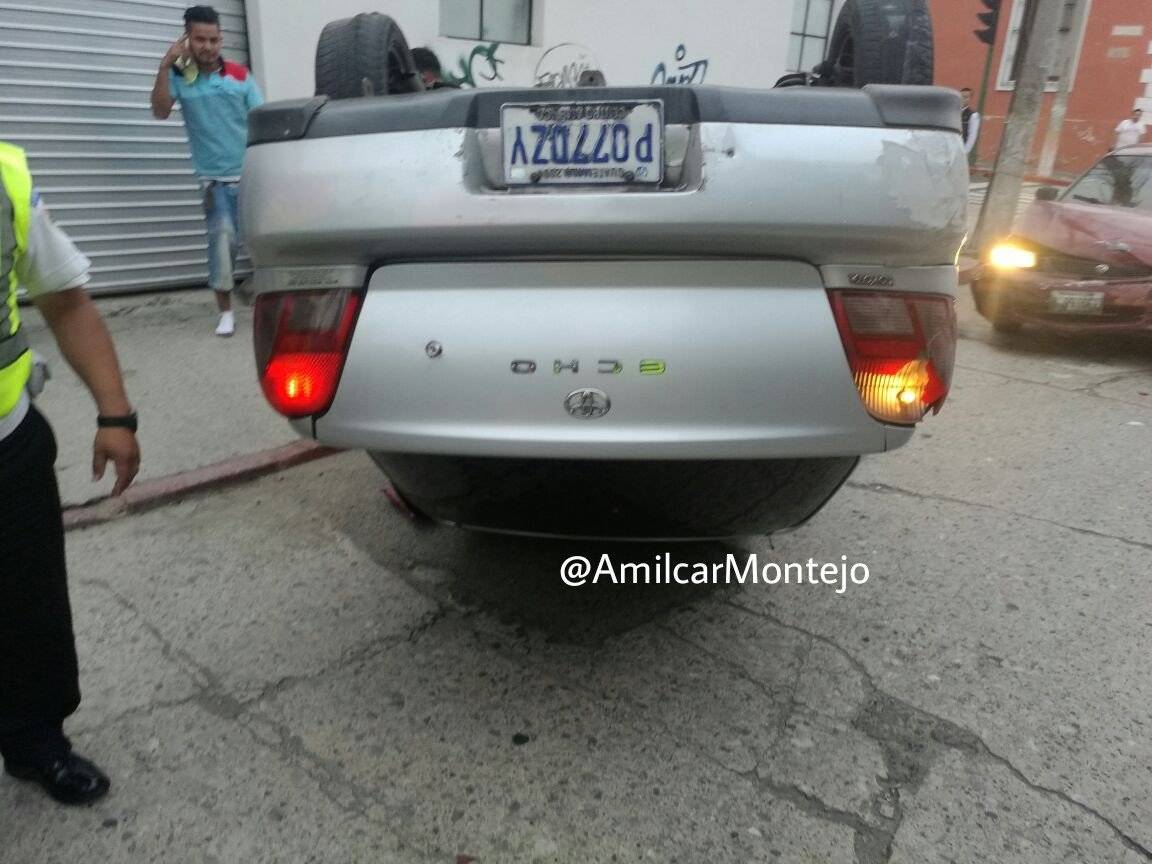 carro volcado en zona 1