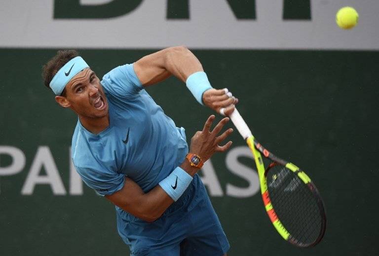 Nadal realiza un saque en su partido ante Guido Pella