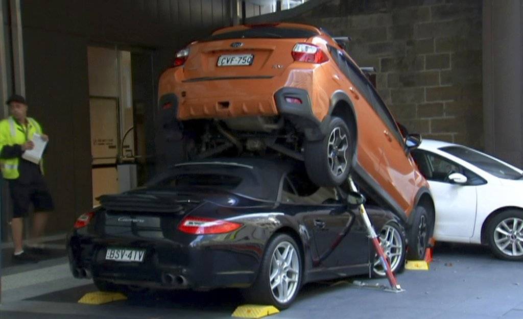 Valet parking estaciona un Porsche debajo de otro auto Valet parking estaciona un Porsche debajo de otro auto