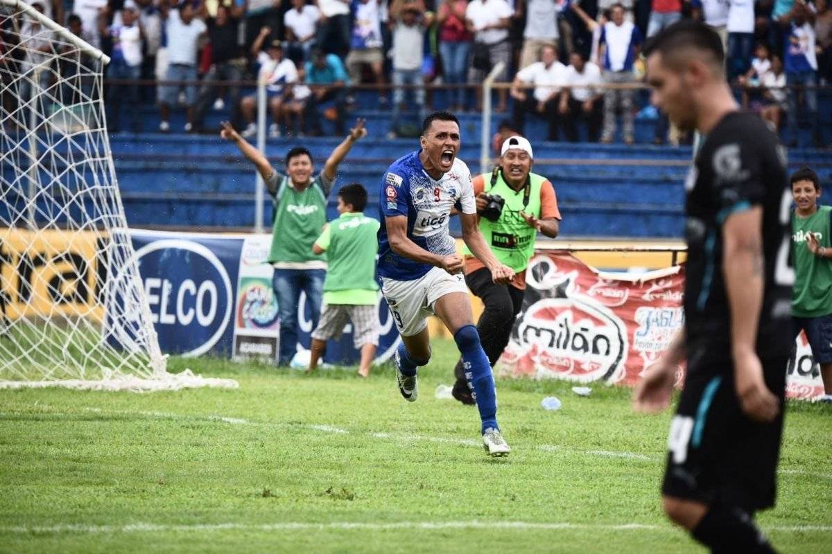 Tinoco celebra un tanto con Suchitepéquez