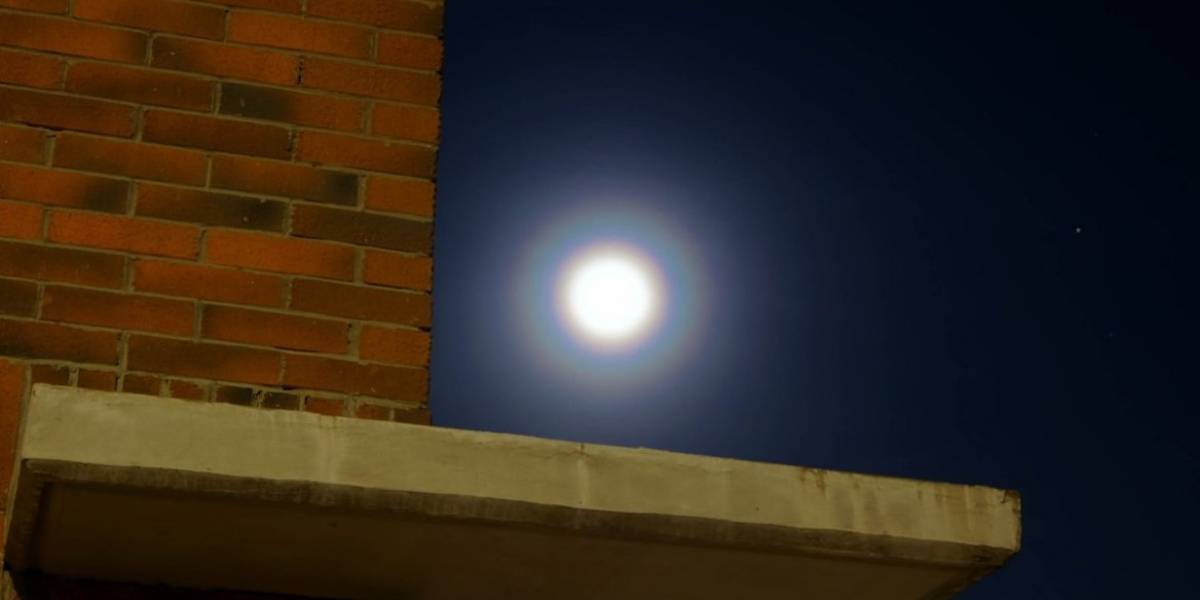 Una extraña luz rodeó la Luna en México, ¿qué era?