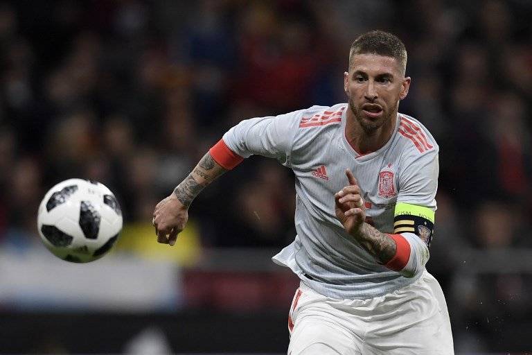 Sergio Ramos corre por el balón