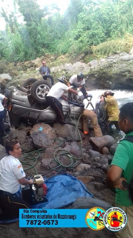 vehículo cae a barranco en Mazatenango