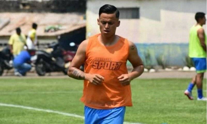 Kevin Lemus antes de un juego con Mixco